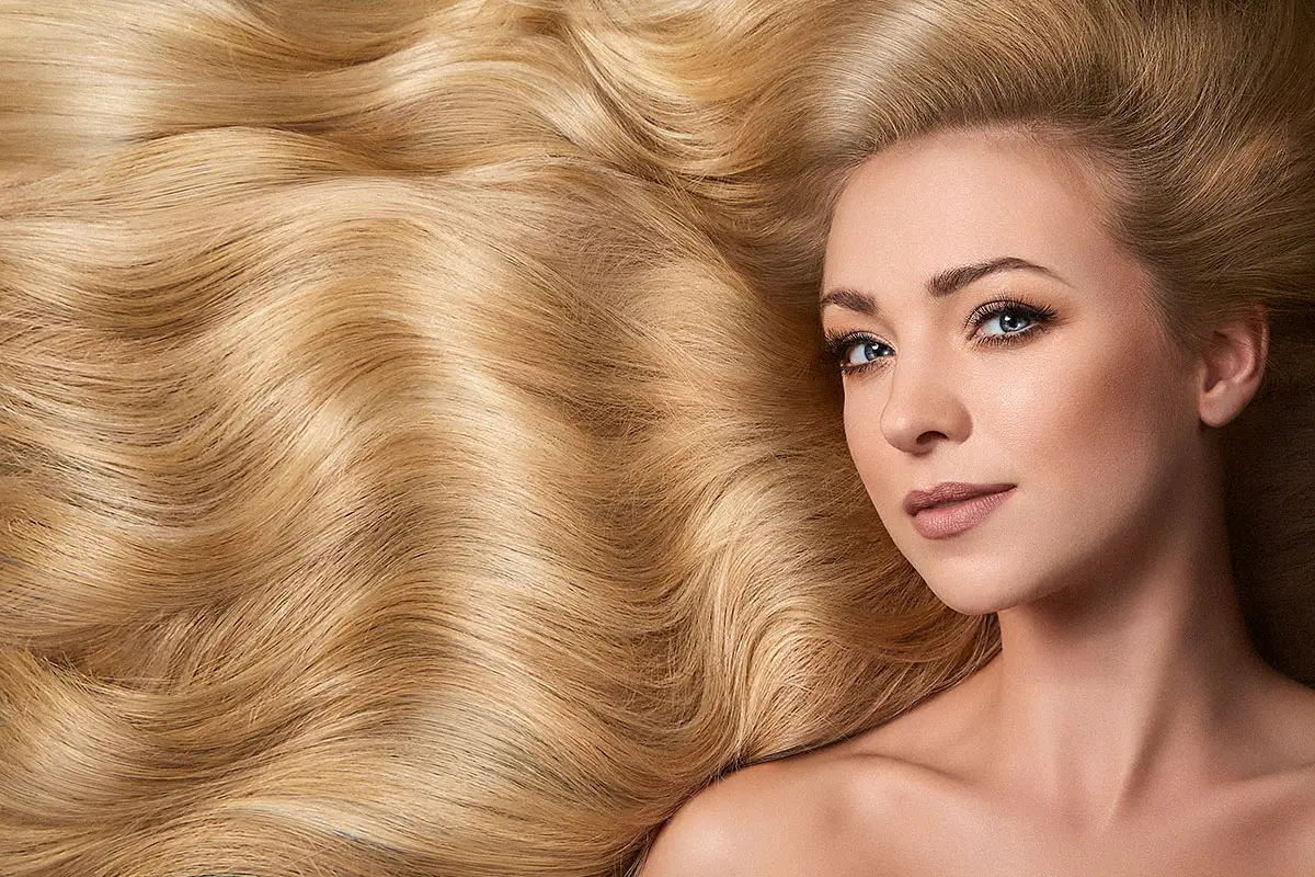 Zdjęcie beauty kobiety z długimi blond włosami – kampania dla marki kosmetycznej
