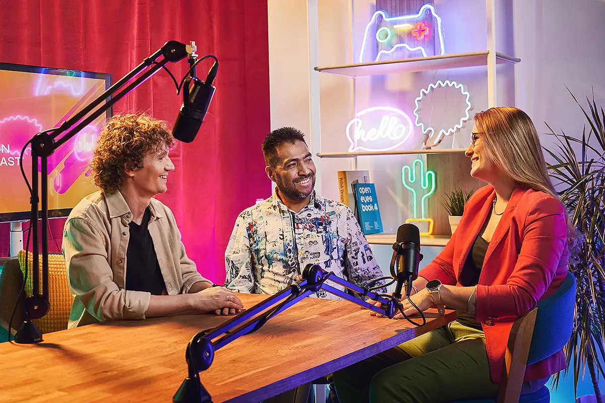 Kolorowa scena ze studia nagrań – zespół nagrywający podcast