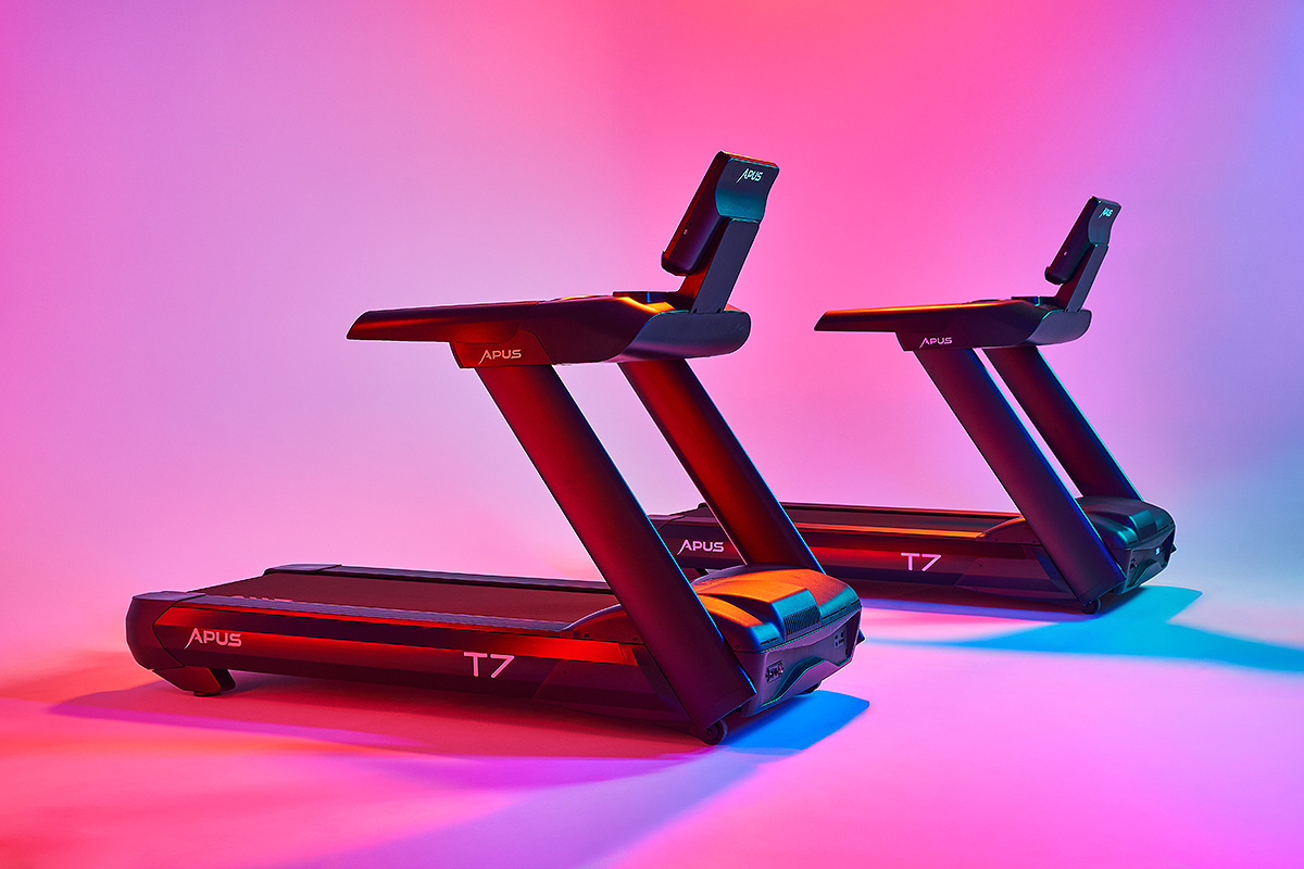 Nowoczesne bieżnie fitness na kolorowym tle – fotografia produktowa