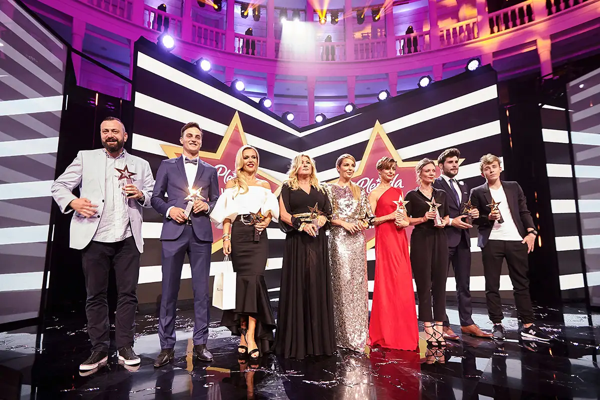 Zdjęcie grupowe z gali – scena z wydarzenia Plejada w Warszawie