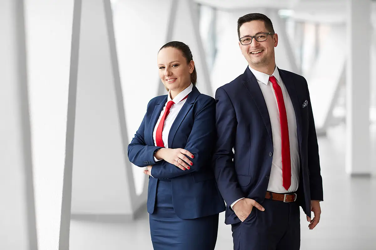 Profesjonalna sesja biznesowa zespołu pracowników w przestrzeni biurowej