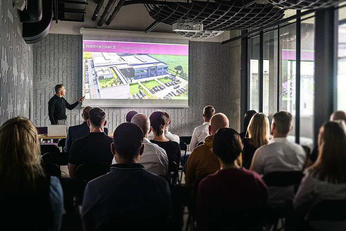 Prezentacja podczas wydarzenia firmowego w nowoczesnej sali konferencyjnej