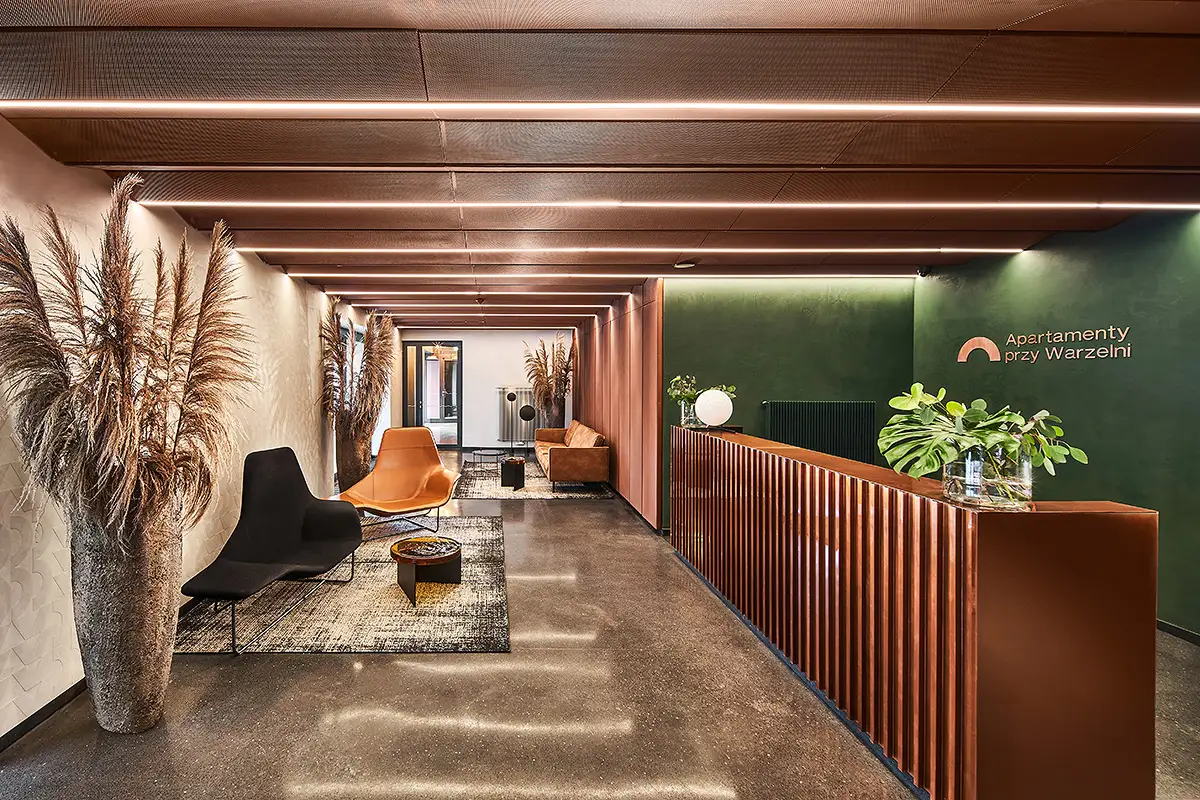 Wnętrze nowoczesnego lobby z designerskim wystrojem - Apartamenty przy Warzelni, Warszawa.